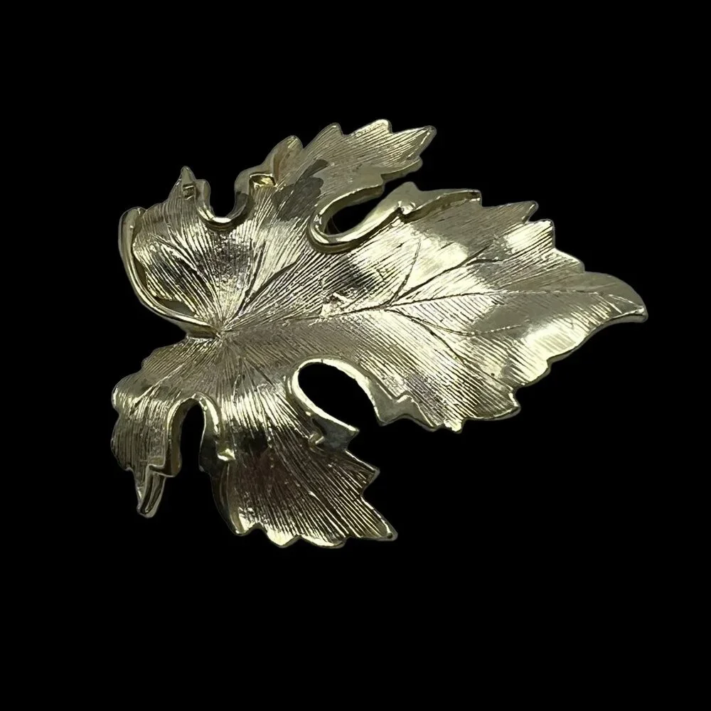 Vintage Leaf Brooch Gold Tone‎ Brushed Veins Pin